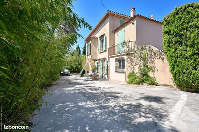 Maison - 235 m² - 7 pièces
