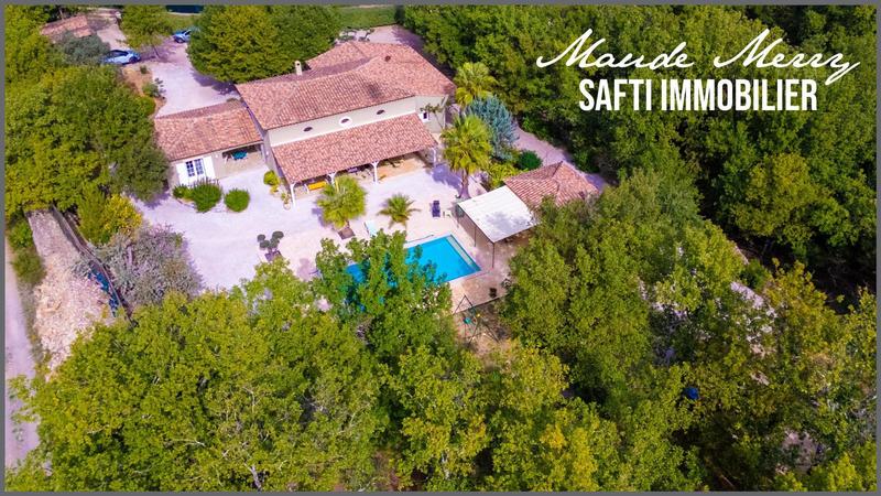 Maison - 230 m² - 6 pièces