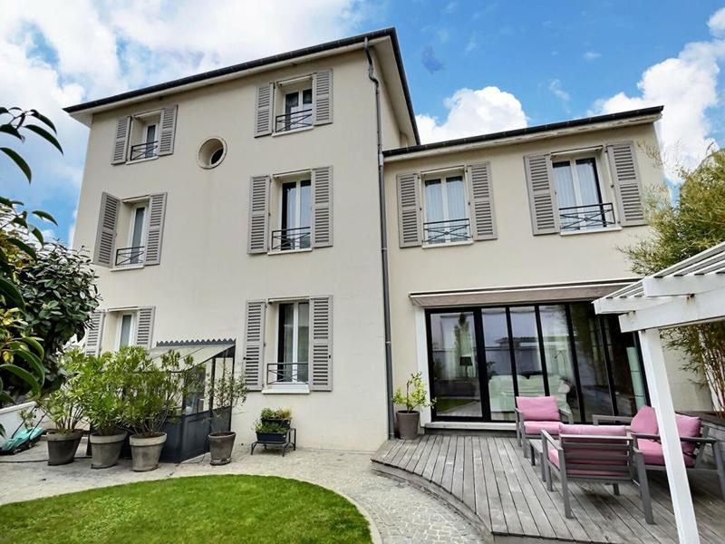 Demeure - 200 m² - 7 pièces