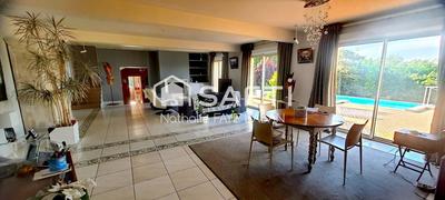 Maison - 250 m² - 8 pièces