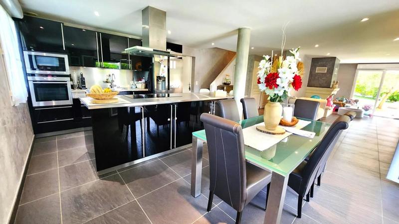 Maison - 221 m² - 5 pièces