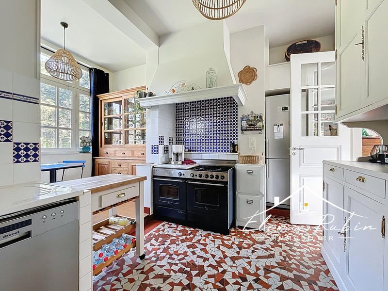 Propriété - 251 m² - 10 pièces