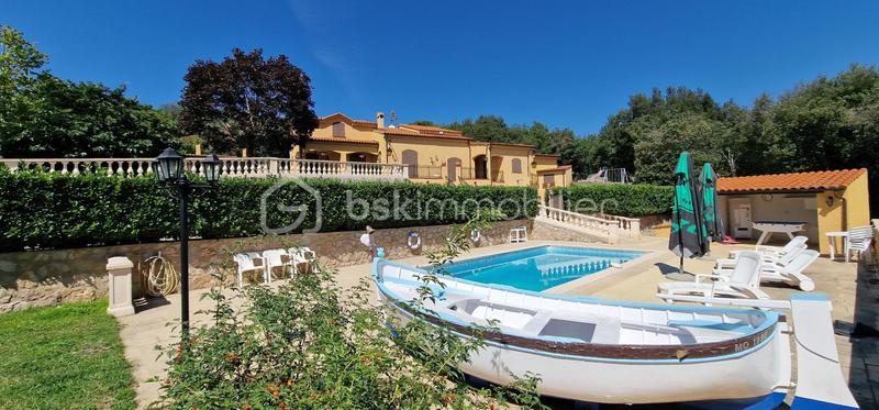 Propriété - 207 m² - 6 pièces