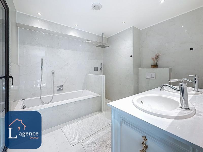 Maison - 202 m² - 8 pièces