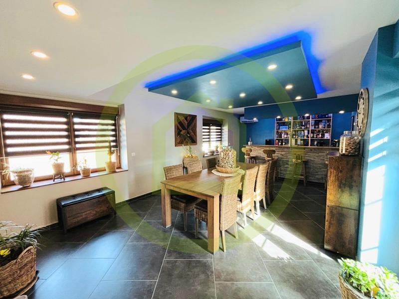 Maison - 217 m² - 8 pièces