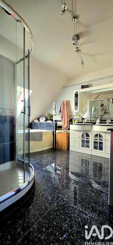 Maison - 212 m² - 10 pièces