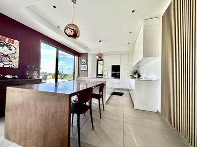 Maison - 223 m² - 8 pièces