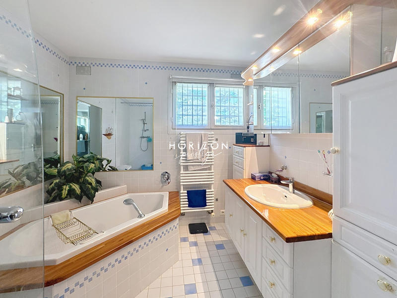 Villa - 262 m² - 10 pièces