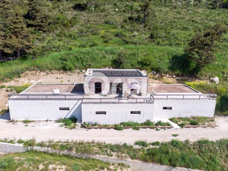 Maison - 250 m² - 6 pièces