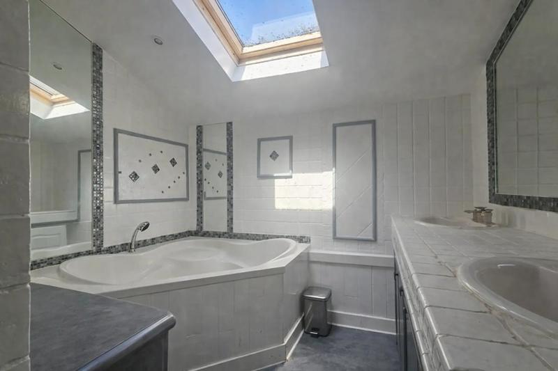 Maison - 225 m² - 7 pièces