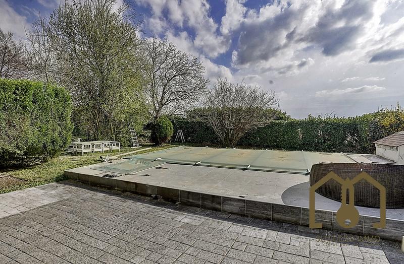 Maison traditionnelle - 200 m² - 8 pièces