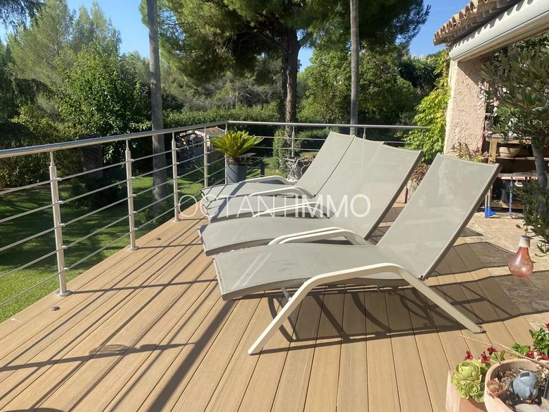 Maison - 330 m² - 8 pièces