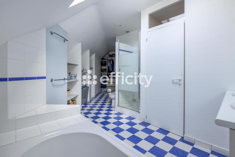 Maison - 255 m² - 9 pièces