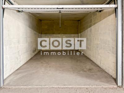 Parking / Garage - 11 m²