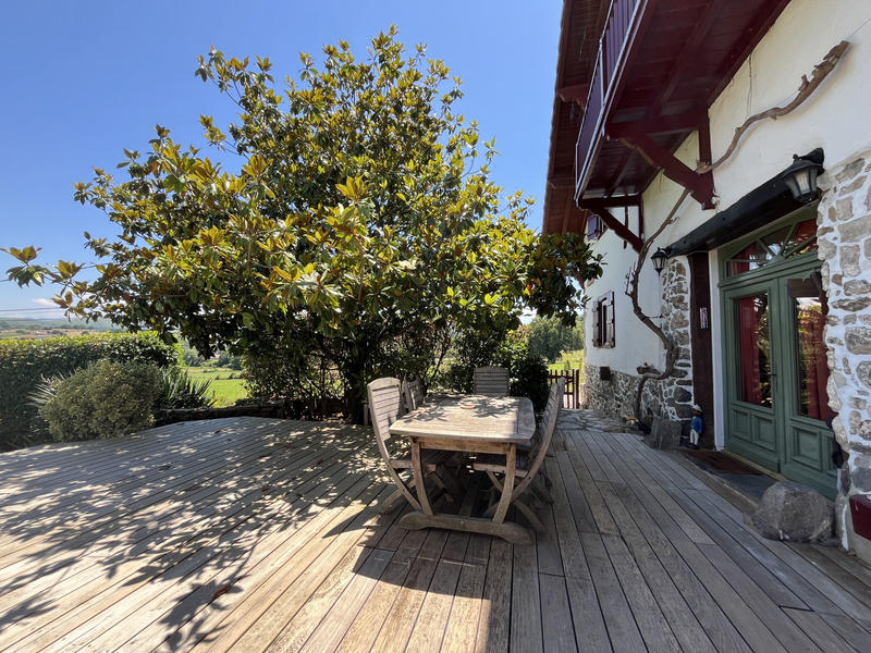 Maison - 325 m² - 11 pièces