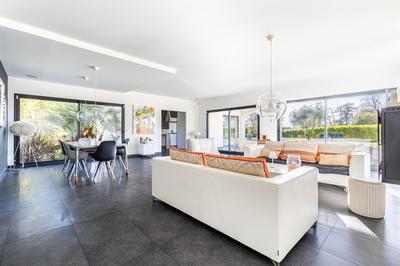 Maison contemporaine - 287 m² - 7 pièces