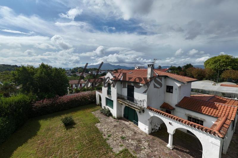 Villa - 240 m² - 5 pièces