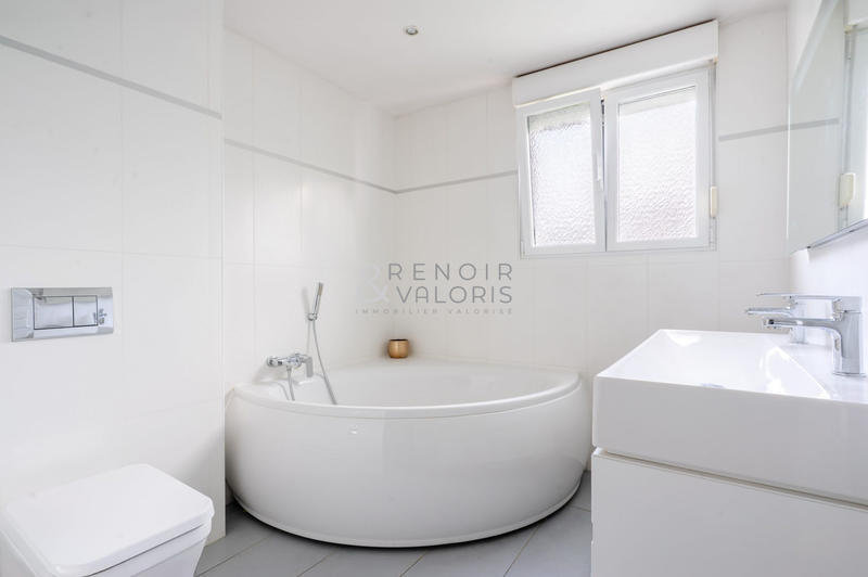 Maison - 168 m² - 9 pièces