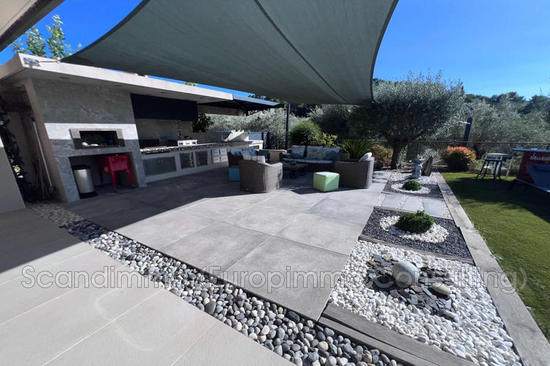 Maison - 231 m² - 7 pièces