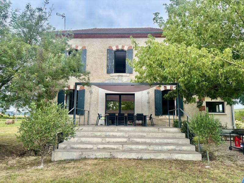 Maison - 250 m² - 8 pièces