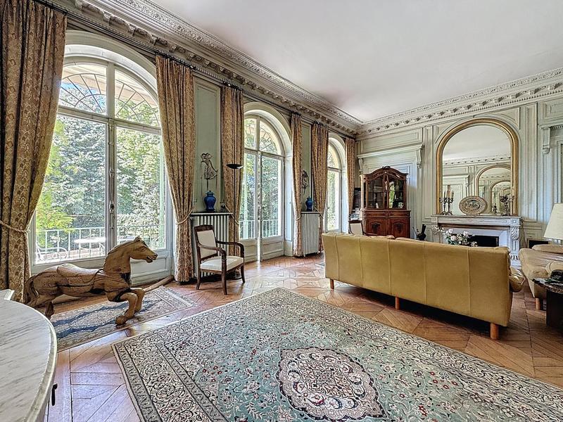 Appartement - 189 m² - 8 pièces