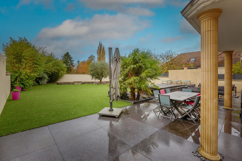 Maison - 240 m² - 7 pièces