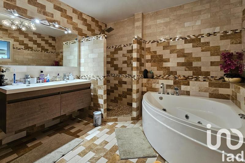 Maison - 220 m² - 9 pièces