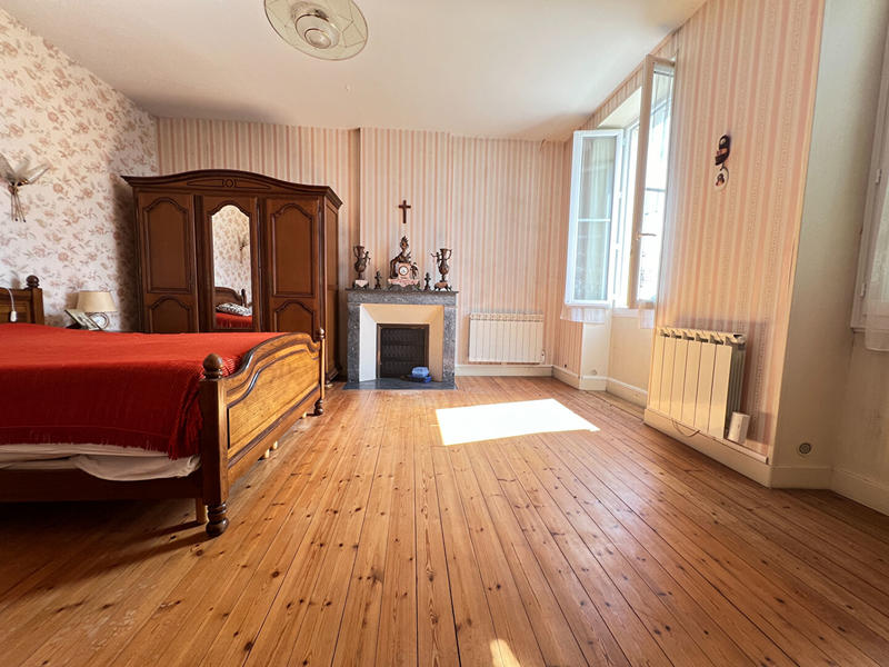 Maison - 225 m² - 9 pièces