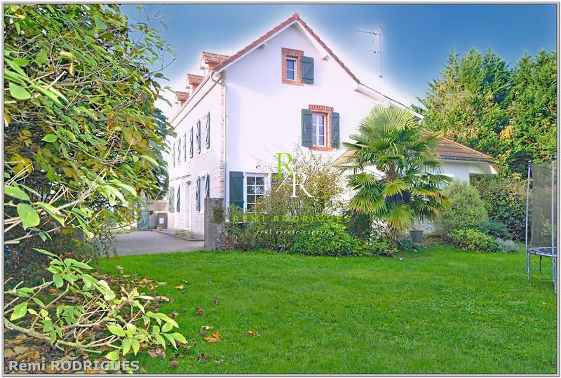 Maison - 219 m² - 10 pièces