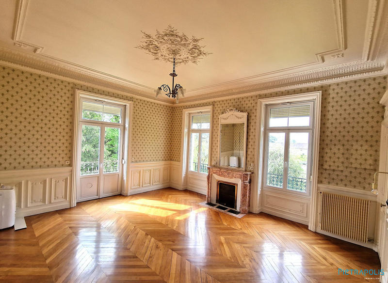 Maison - 342 m² - 12 pièces