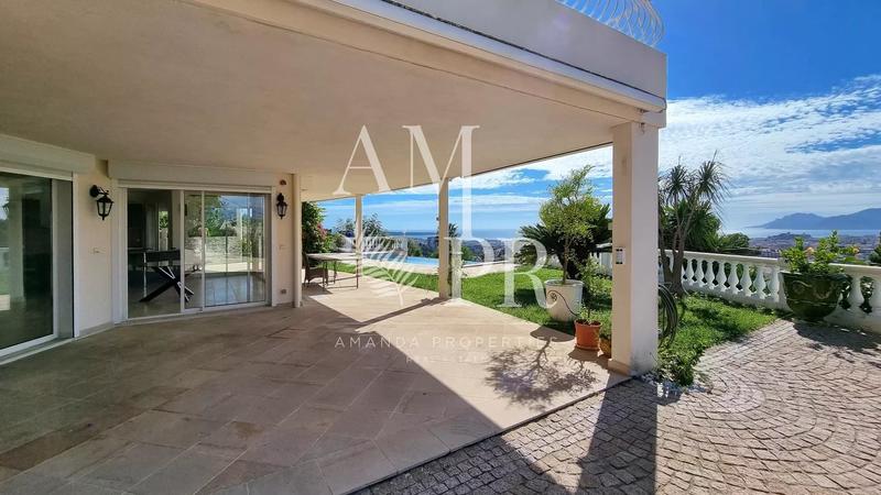 Villa - 239 m² - 6 pièces