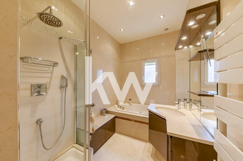 Maison - 218 m² - 7 pièces