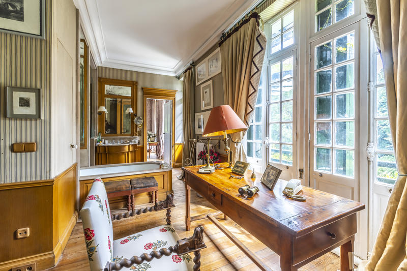 Propriété - 665 m² - 13 pièces