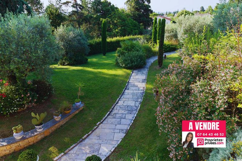 Demeure - 235 m² - 6 pièces