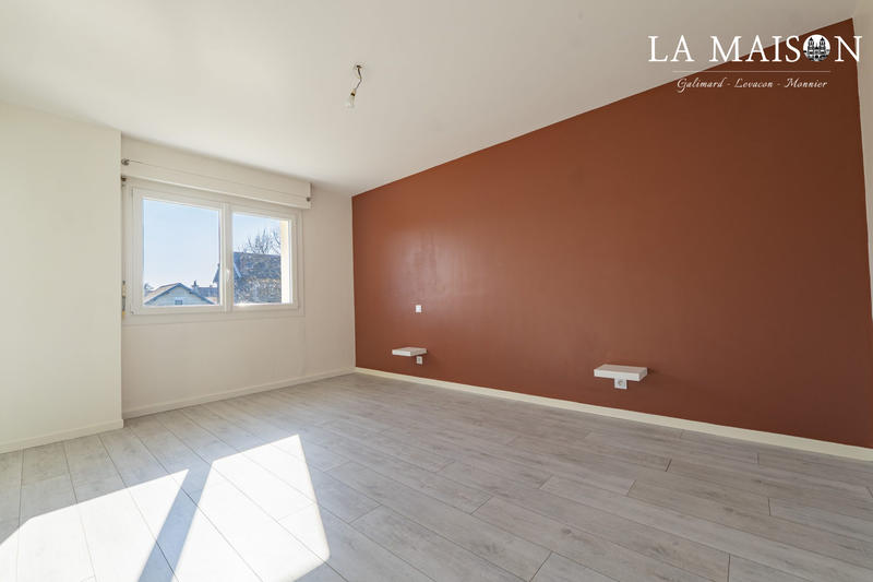 Maison - 210 m² - 7 pièces
