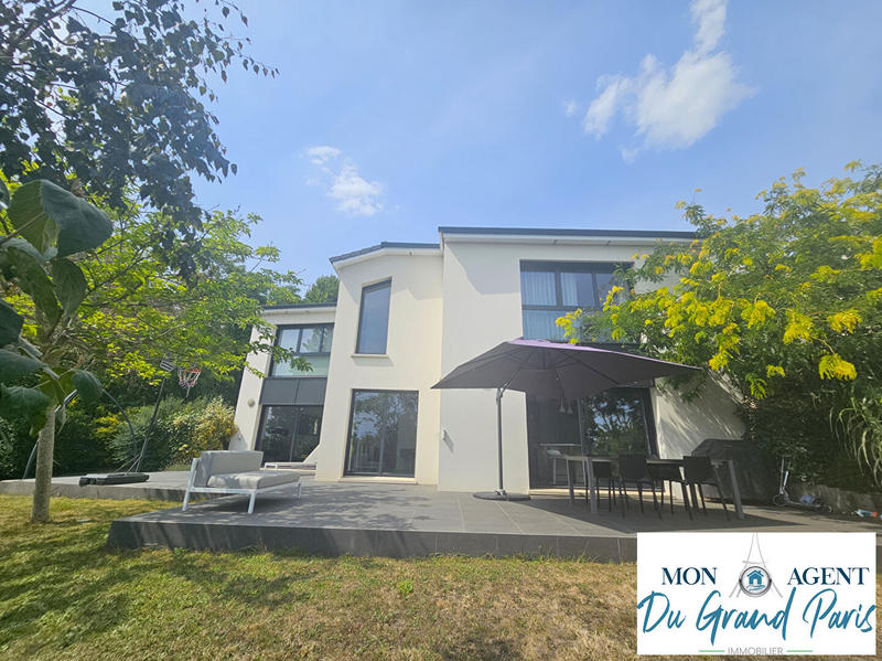 Maison - 204 m² - 7 pièces