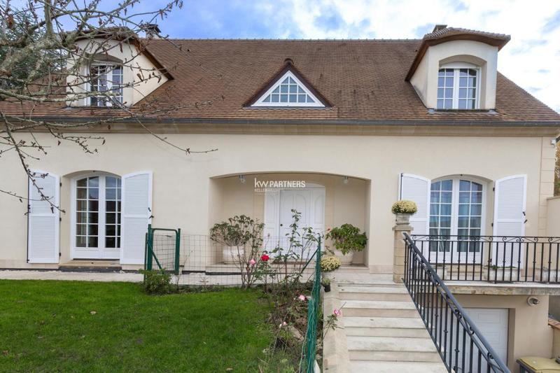 Maison - 230 m² - 8 pièces