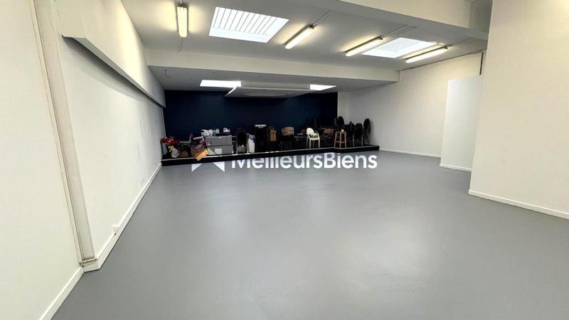 Entrepôt - 300 m² - 1 pièce