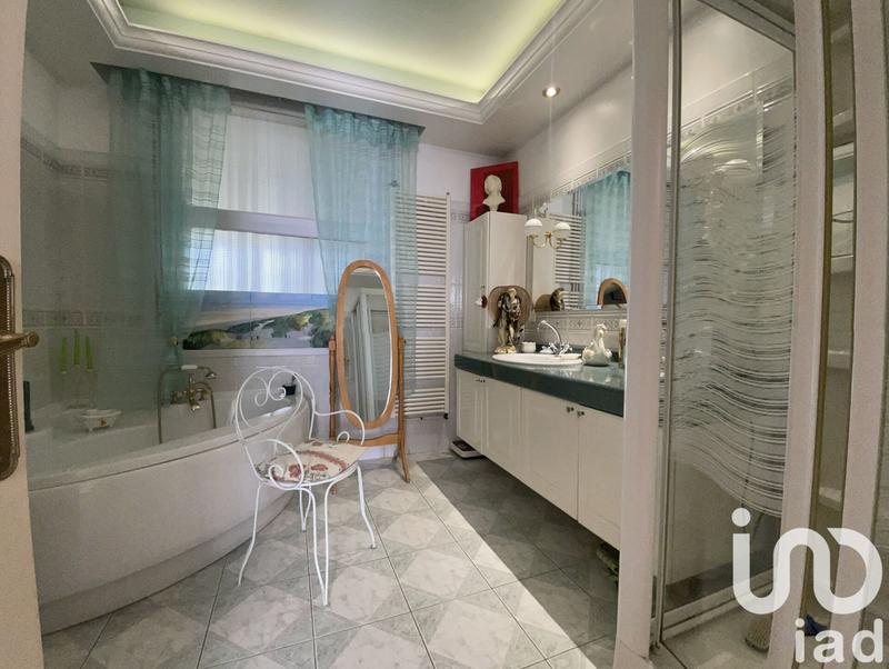 Maison - 180 m² - 11 pièces