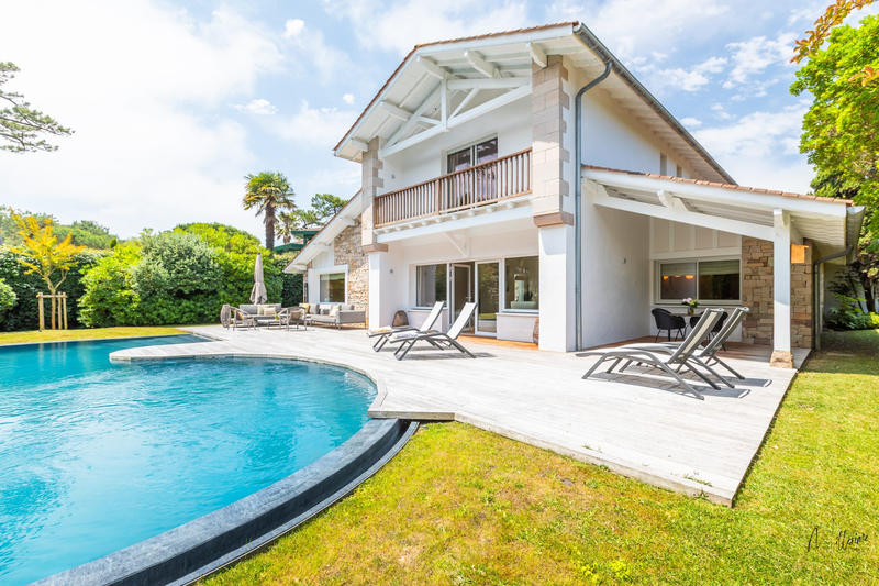 Maison - 312 m² - 8 pièces