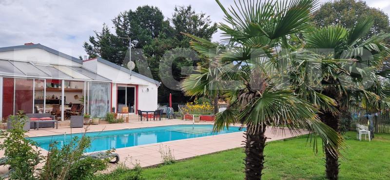 Maison traditionnelle - 226 m² - 7 pièces