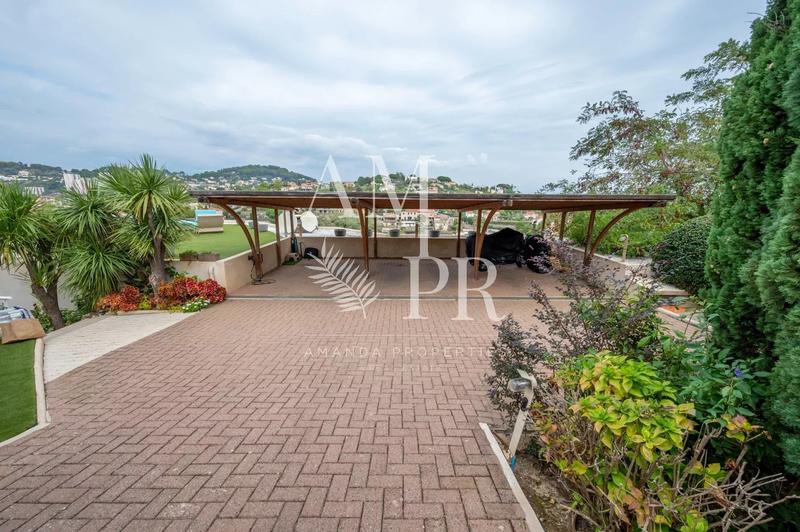 Villa - 265 m² - 6 pièces