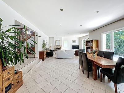 Maison - 240 m² - 8 pièces