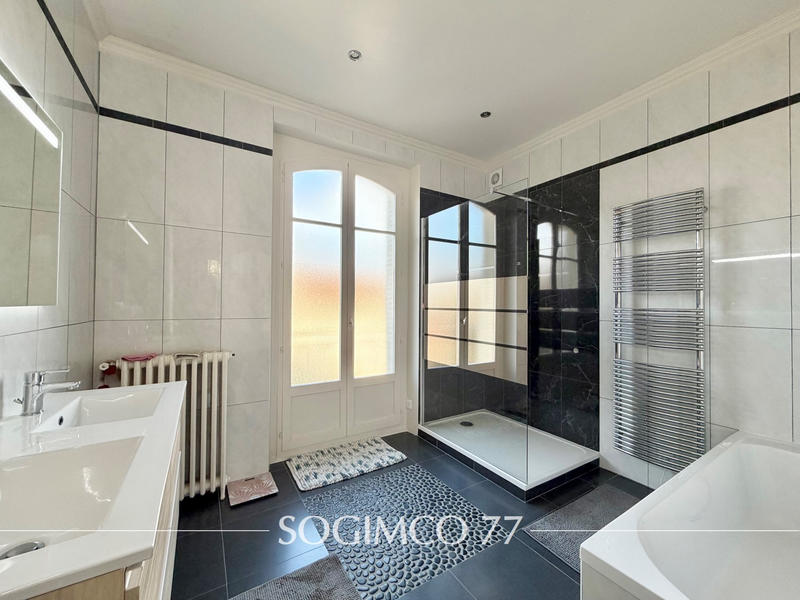 Maison - 201 m² - 9 pièces