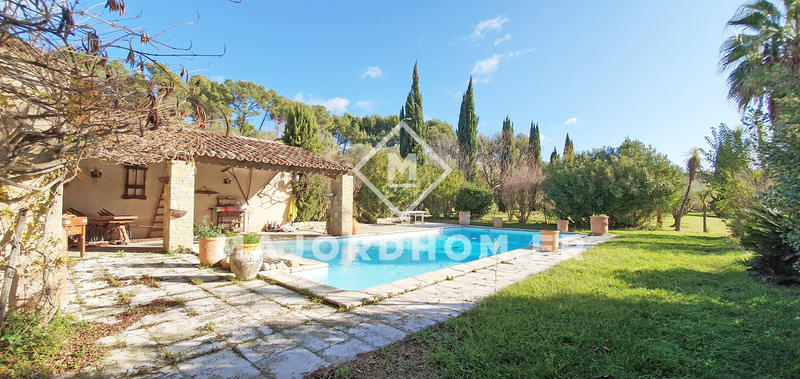 Maison - 330 m² - 8 pièces