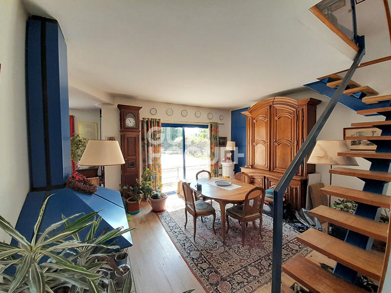 Maison - 218 m² - 8 pièces