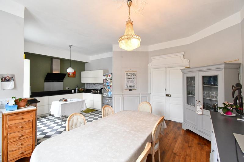 Maison - 230 m² - 8 pièces