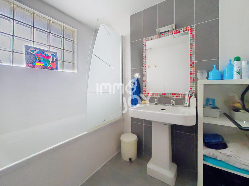 Maison - 237 m² - 9 pièces