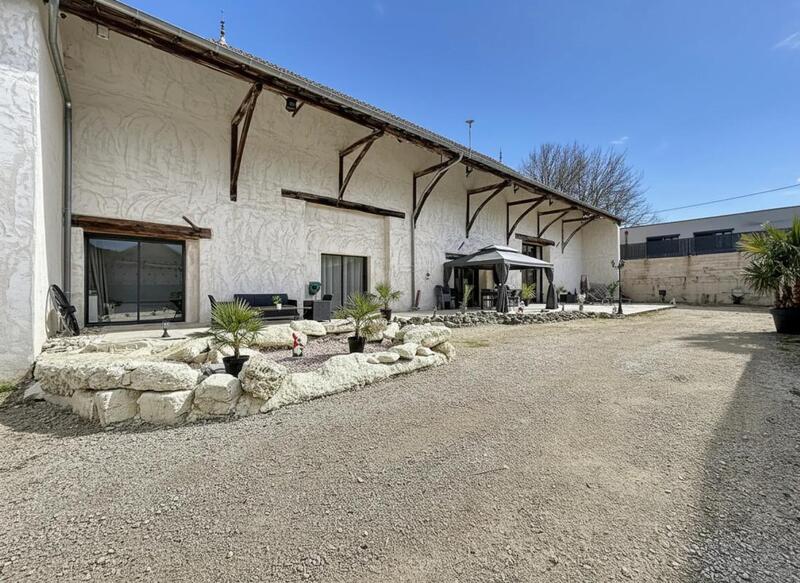 Propriété - 247 m² - 6 pièces