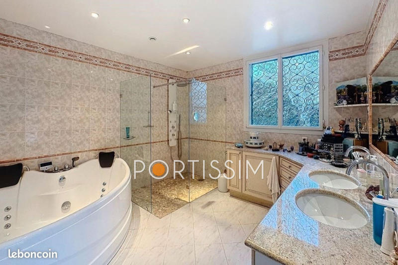 Maison - 224 m² - 5 pièces